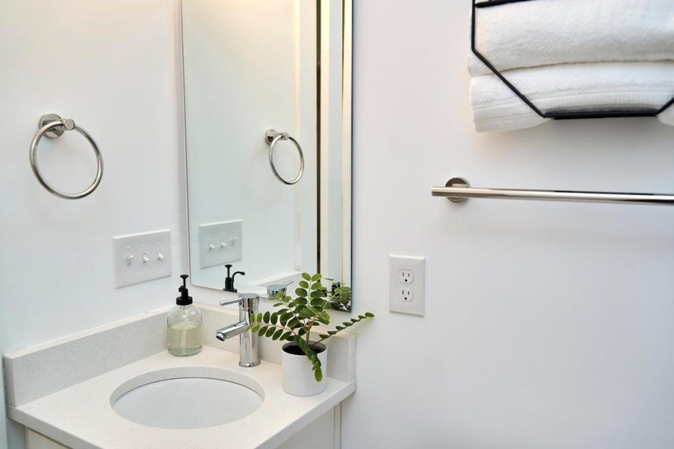 Spacious Retreat Near Downtown, Atl アトランタ エクステリア 写真