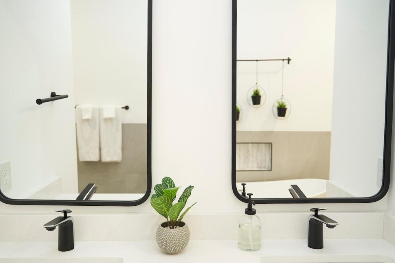 Spacious Retreat Near Downtown, Atl アトランタ エクステリア 写真