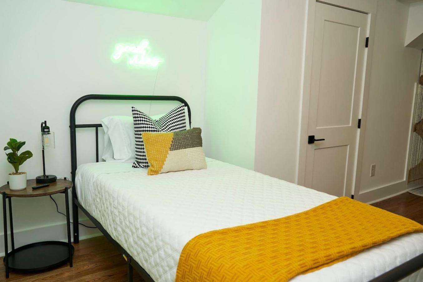 Spacious Retreat Near Downtown, Atl アトランタ エクステリア 写真